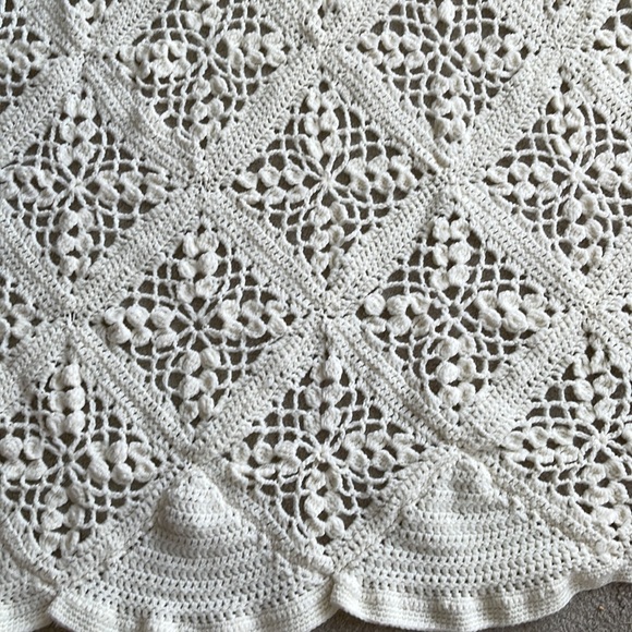 Hand knitted/crocheted blanket/throw - Picture 2 of 2